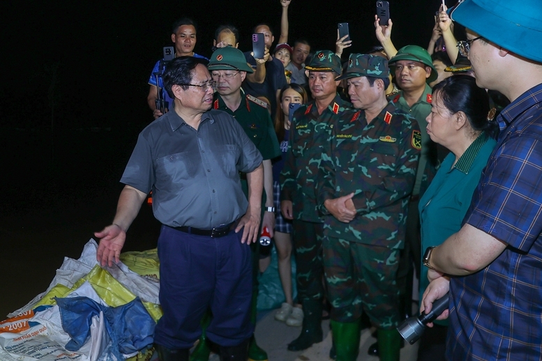 Thủ tướng nhấn mạnh, đây là những khu vực xung yếu, yêu cầu Hà Nội phối hợp với các bộ, ngành, đơn vị liên quan theo dõi chặt chẽ diễn biến nước lũ để có các phương án ứng phó phù hợp. (Ảnh: Nhật Bắc)