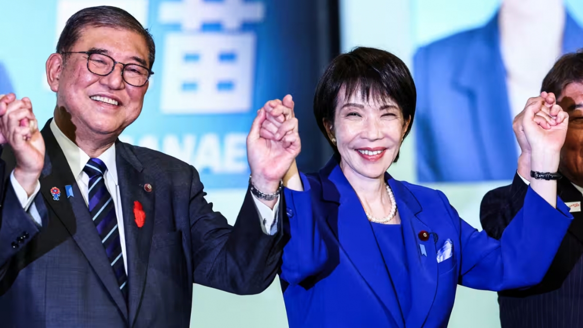 ​​​​​Bà Takaichi cùng Thủ tướng Shigeru Ishiba vui mừng sau khi được bầu làm lãnh đạo mới của đảng LDP. Ảnh: Nikkei.