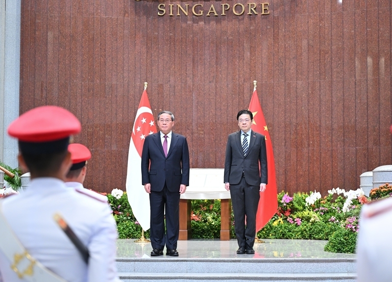 Thủ tướng Trung Quốc Lý Cường và Thủ tướng Singapore Lawrence Wong trong lễ đón trước hội đàm tại Tòa nhà Quốc hội Singapore ngày 25/10. Ảnh: Tân Hoa xã