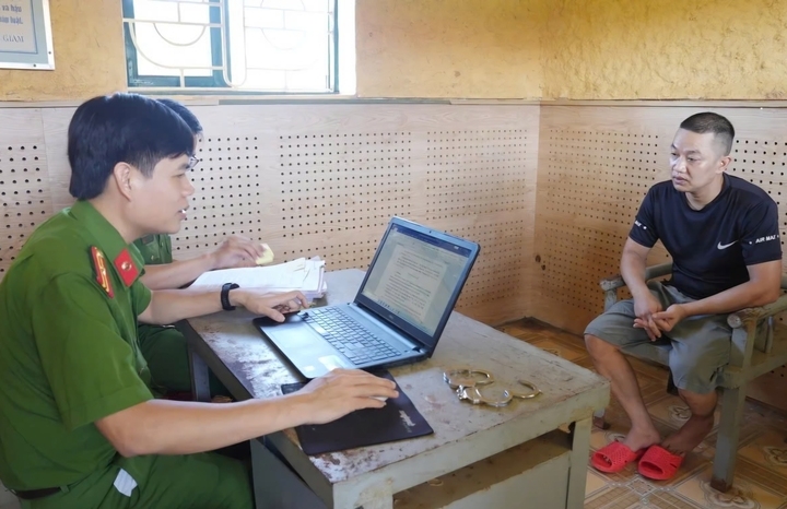 Cán bộ Cơ quan CSĐT Công an tỉnh Quảng Trị đang lấy lời khai của Nguyễn Văn Tuấn.