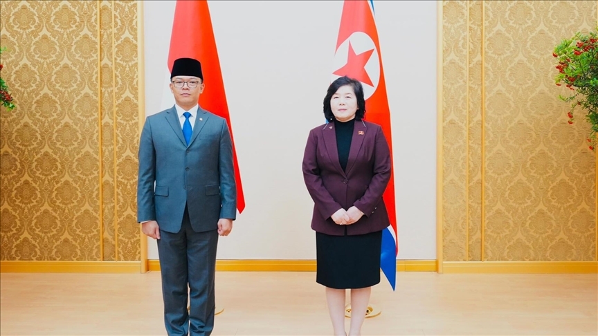 Bộ trưởng Ngoại giao Indonesia Sugiono và Bộ trưởng Ngoại giao Triều Tiên Choe Son-hui tại Bình Nhưỡng. Nguồn: Menu-RI