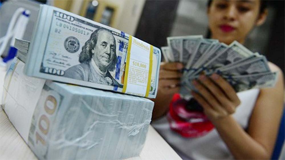 Tỉ giá giữa đồng Việt Nam với đồng USD trên thị trường tự do chênh cao so với tại ngân hàng tới 1.300 đồng/USD. (Ảnh: Quang Định)