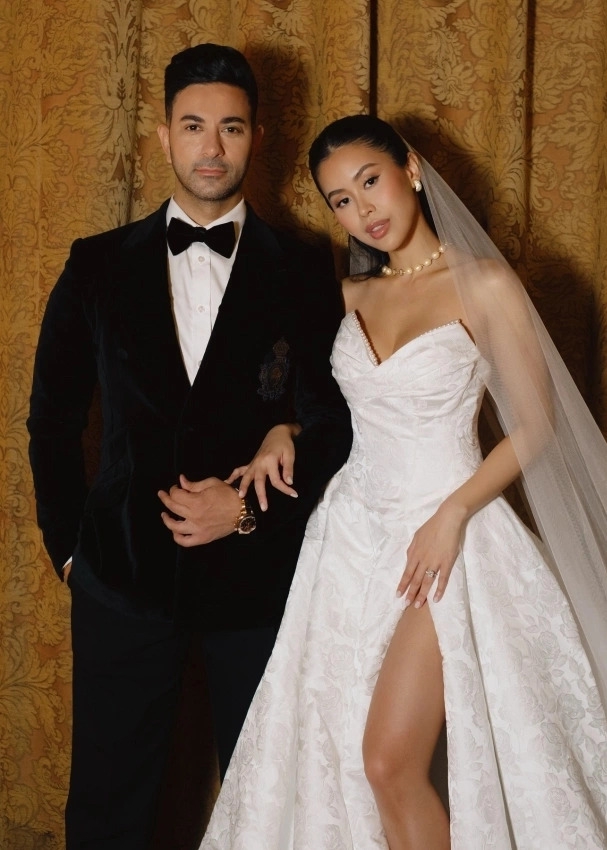 Justin Cohen - chồng sắp cưới của hot girl Tiên Nguyễn - là người Dubai, hiện làm việc trong lĩnh vực quảng cáo tại Việt Nam và có mối quan hệ thân thiết với nhiều nghệ sĩ, doanh nhân nổi tiếng.