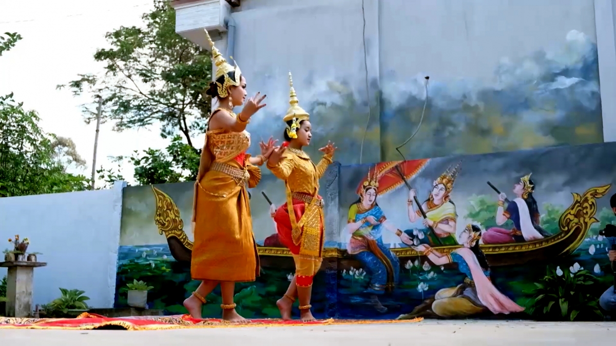 Tiết mục múa phục vụ du khách tại Làng Văn hóa- Du lịch Khmer Trà Vinh