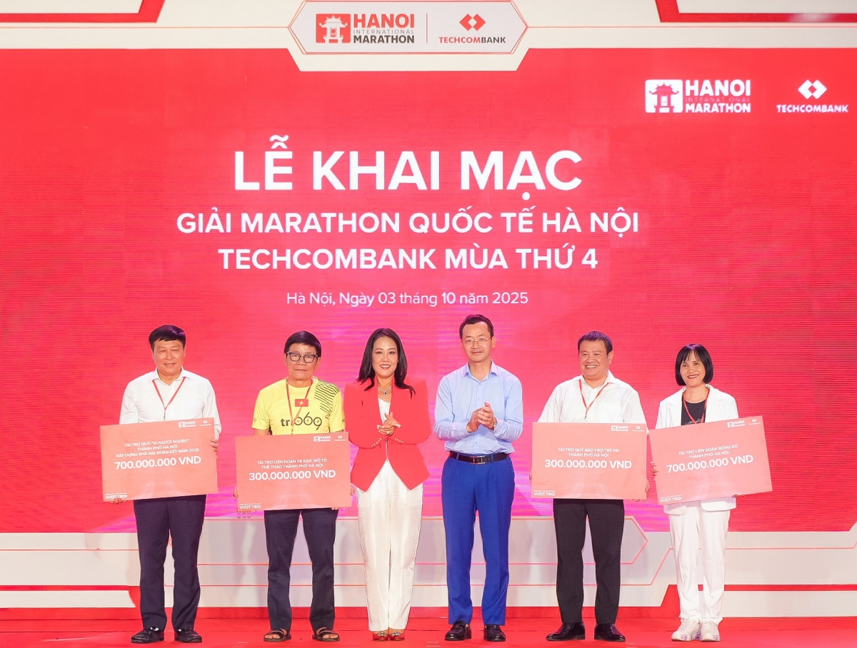 Tại lễ khai mạc, Techcombank trao tặng 2 tỷ đồng tài trợ Quỹ “Vì người nghèo” TP. Hà Nội xây dựng nhà đại đoàn kết, Quỹ Bảo trợ trẻ em TP. Hà Nội, Liên đoàn bóng rổ và liên đoàn xe đạp, mô tô thể thao TP. Hà Nội