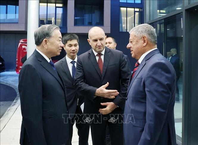 Tổng thống Bulgaria Rumen Radev và lãnh đạo doanh nghiệp quốc phòng Samel-90 đón Tổng Bí thư Tô Lâm. Ảnh: TTXVN