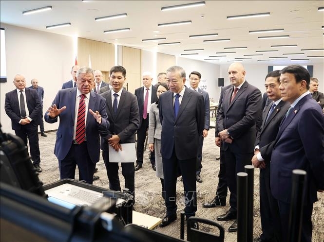 Tổng Bí thư Tô Lâm và Tổng thống Cộng hòa Bulgaria Rumen Radev tham quan các sản phẩm trưng bày. Ảnh: TTXVN