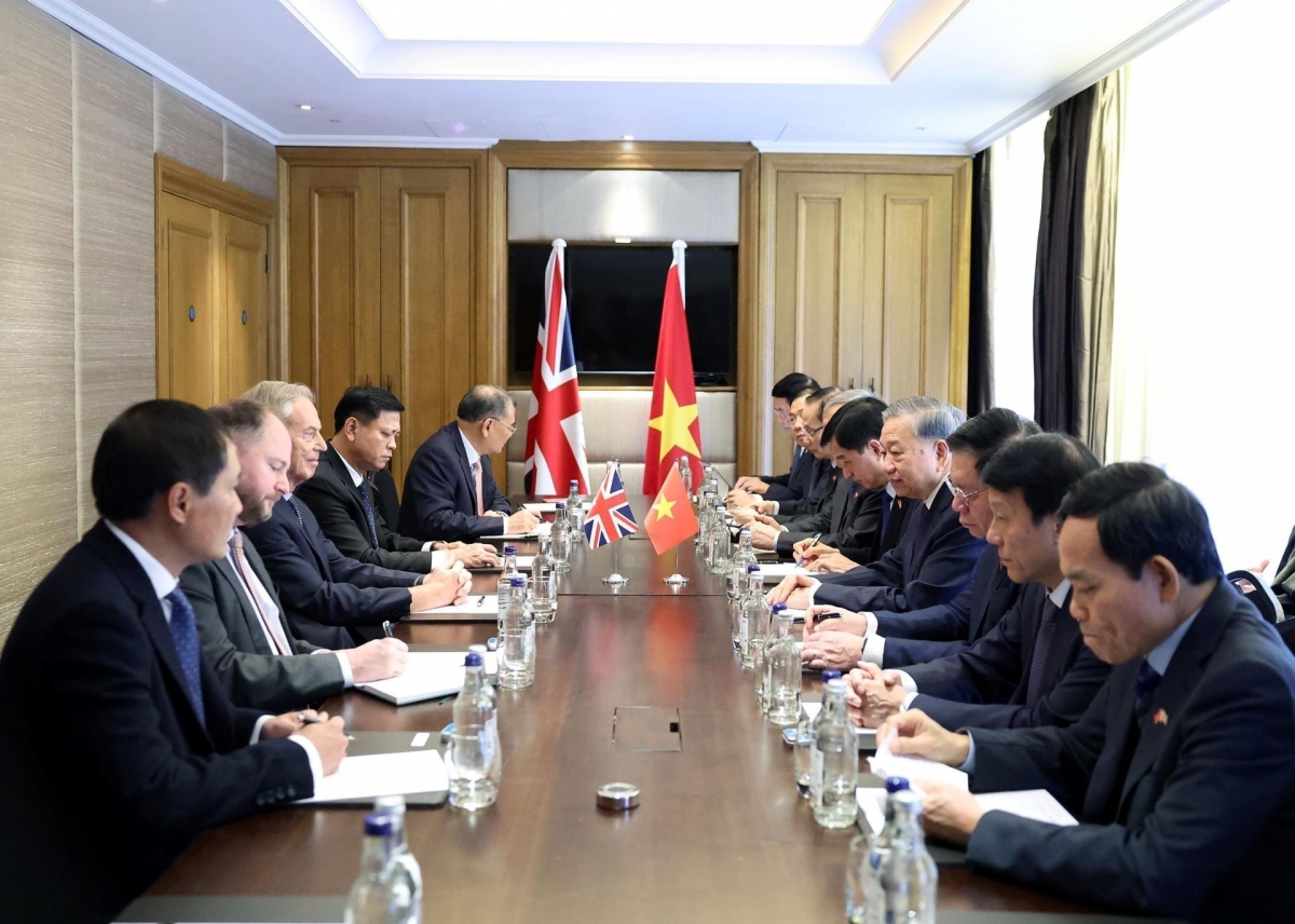 Tổng Bí thư Tô Lâm và thành viên đoàn Việt Nam tại cuộc gặp nguyên Thủ tướng Anh Tony Blair. (Ảnh: Thống Nhất – TTXVN)