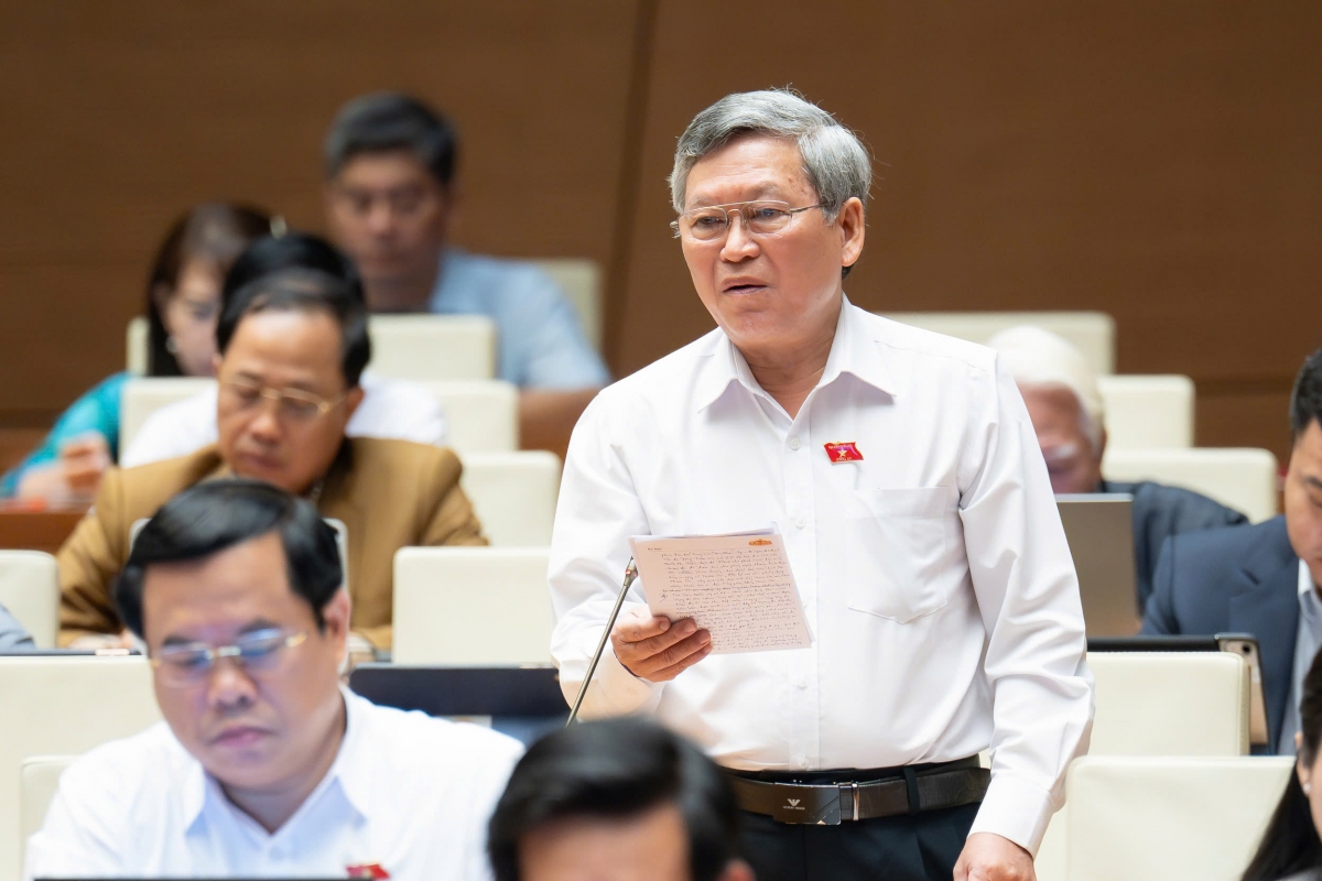 ĐBQH Tô Văn Tám ( đoàn Quảng Ngãi) cho rằng, chính quyền 2 cấp đã phục vụ người dân tốt rồi, nhưng thời gian tới cần tốt hơn. Ảnh Quốc hội 