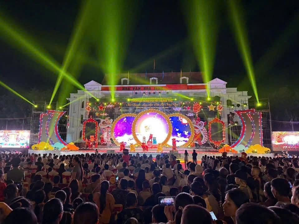 Sân khấu biểu diễn nghệ thuật hoành tráng được tổ chức tại phường Bắc Kạn, tỉnh Thái Nguyên.