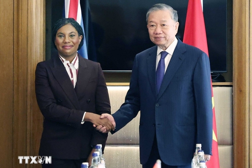 Ngày 30/10, Tổng Bí thư Tô Lâm và Chủ tịch đảng Bảo thủ Anh Kemi Badenoch đã hội kiến. Chủ tịch đảng Bảo thủ Anh Kemi Badenoch nhấn mạnh đảng Bảo thủ Anh coi trọng và ủng hộ thúc đẩy quan hệ hợp tác nhiều mặt giữa hai nước cũng như quan hệ giữa nhân dân hai nước. Tổng Bí thư Tô Lâm đề nghị đảng Bảo thủ tiếp tục ủng hộ các hoạt động của Quốc hội và Chính phủ Anh nhằm thúc đẩy, tạo điều kiện thuận lợi cho hợp tác song phương. (Ảnh: TTXVN)