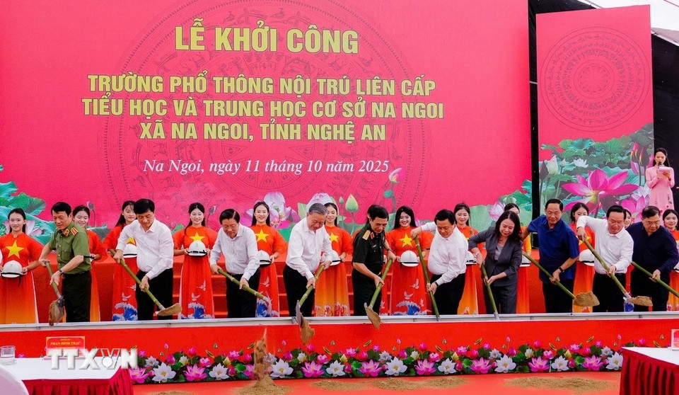 Tổng Bí thư Tô Lâm cùng các đại biểu thực hiện nghi thức khởi công Trường Phổ thông nội trú liên cấp tiểu học và trung học cơ sở Na Ngoi. (Ảnh: TTXVN)