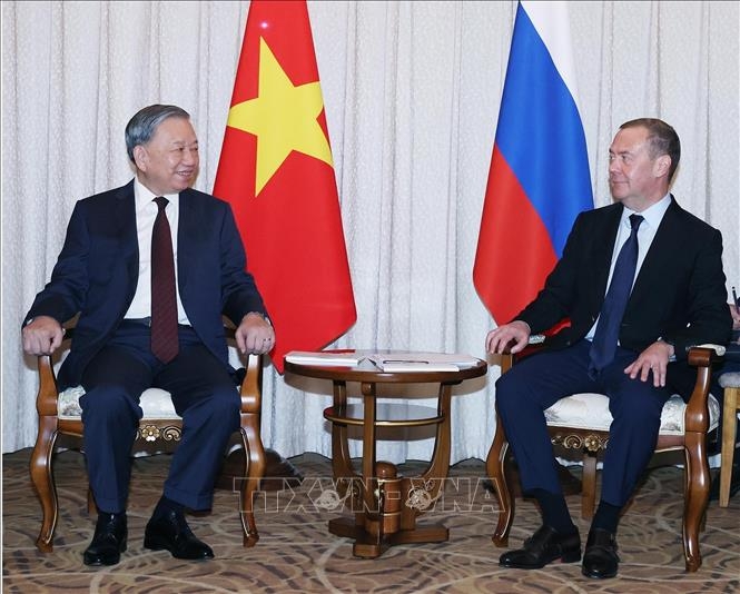 Tổng Bí thư Tô Lâm gặp Chủ tịch Đảng Nước Nga Thống nhất, Phó chủ tịch Hội đồng An ninh Liên bang Nga Dmitry Medvedev. (Ảnh: Thống Nhất/TTXVN)
