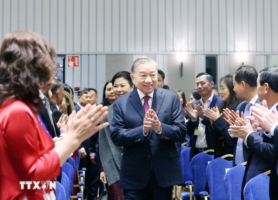 Tổng Bí thư và Phu nhân gặp các cán bộ các Đại sứ quán và cộng đồng người Việt tại Bắc Âu. (Ảnh: Thống Nhất/TTXVN)