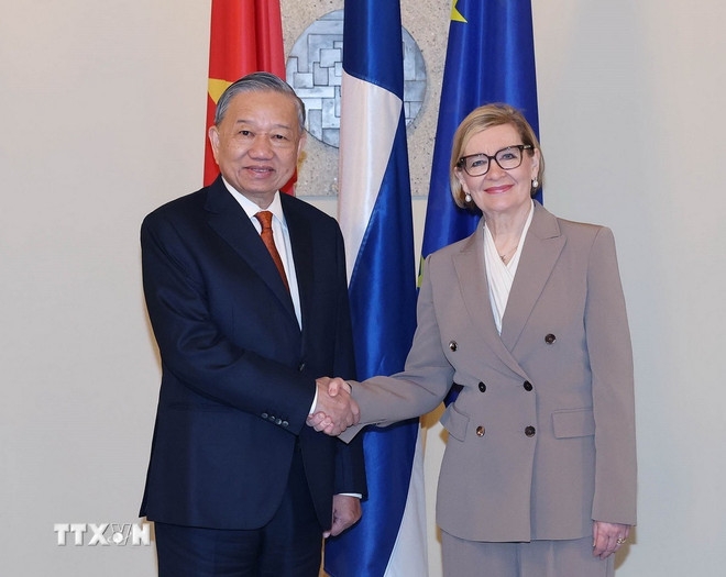 Tổng Bí thư Tô Lâm và Phó Chủ tịch thứ nhất Quốc hội Phần Lan Paula Risikko. (Ảnh: TTXVN)
