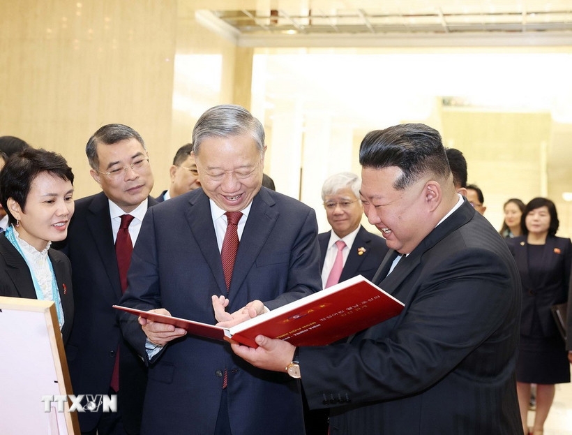 Tổng Bí thư Tô Lâm trao tặng Tổng Bí thư, Chủ tịch Quốc vụ CHDCND Triều Tiên Kim Jong Un cuốn sách ảnh "Thắm tình hữu nghị Việt Nam-Triều Tiên." (Ảnh: TTXVN)