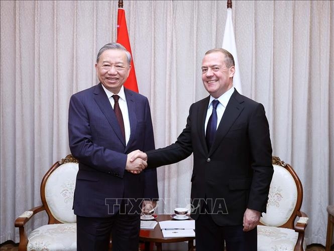 Tổng Bí thư Tô Lâm gặp Chủ tịch Đảng Nước Nga Thống nhất, Phó Chủ tịch Hội đồng An ninh Liên bang Nga Dmitry Medvedev. (Ảnh: Thống Nhất/TTXVN)