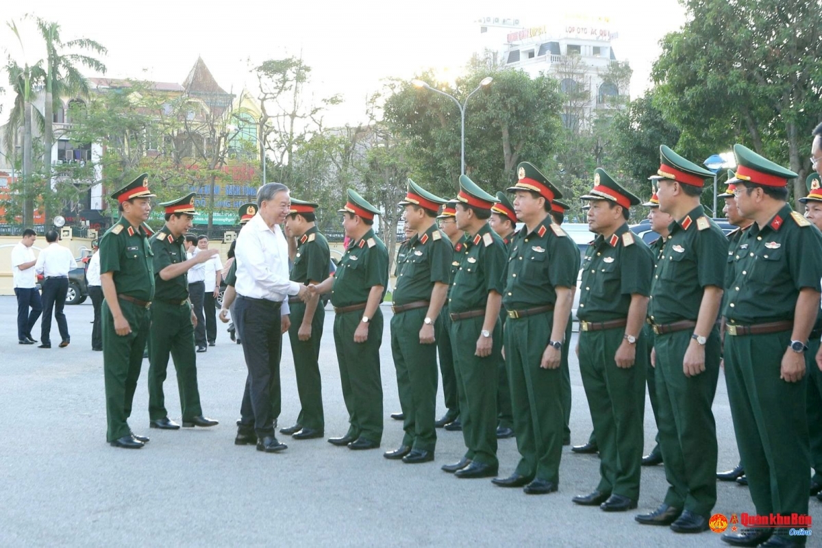 Thủ trưởng Bộ Quốc phòng, Bộ Tư lệnh và Thủ trưởng các cơ quan Quân khu đón Tổng Bí thư Tô Lâm. Ảnh báo Quân khu 4.