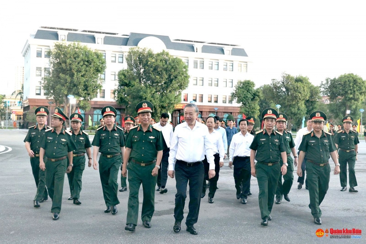 Tổng Bí thư Tô Lâm và Đoàn công tác Trung ương thăm Bộ Tư lệnh Quân khu 4. Ảnh: Báo Quân khu 4