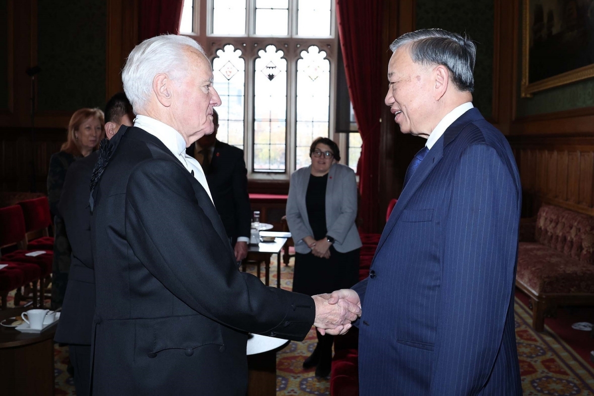 Ngày 29/10, tại Cung điện Westminster, Tổng Bí thư Tô Lâm đã có cuộc hội kiến với Chủ tịch Thượng viện Anh John Mcfall. Tổng Bí thư đề nghị Thượng viện Anh ủng hộ mở rộng hợp tác giữa Quốc hội, Chính phủ và hợp tác giữa các địa phương hai nước cũng như đẩy mạnh triển khai các sáng kiến hợp tác song phương về giáo dục - đào tạo. (Ảnh: TTXVN)