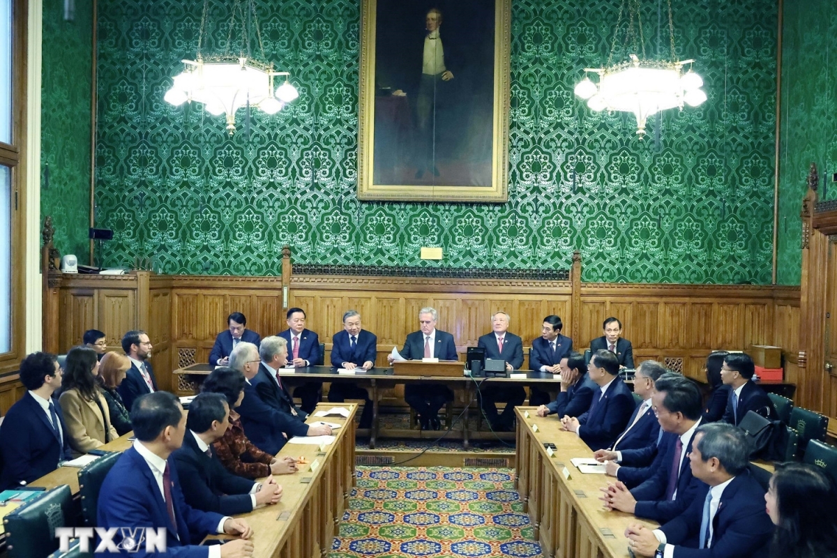 Ngày 29/10, Tổng Bí thư Tô Lâm đã có cuộc gặp với Nhóm Nghị sĩ liên đảng Quốc hội Anh hữu nghị với Việt Nam (APPG). Tổng Bí thư đã chia sẻ với các nghị sĩ về 4 ưu tiên trong phát triển quan hệ hai nước gồm: đẩy mạnh hợp tác thương mại - đầu tư, khoa học - công nghệ, giáo dục - đào tạo, phát triển trung tâm tài chính quốc tế, đóng góp tích cực cho sự phát triển và thịnh vượng của mỗi nước. (Ảnh: TTXVN)