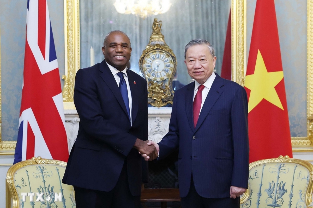 Ngày 29/10, Tổng Bí thư Tô Lâm đã có cuộc gặp với Phó Thủ tướng Anh David Lammy. Tổng Bí thư đề nghị Chính phủ hai bên xây dựng Kế hoạch hành động, đẩy mạnh hợp tác để sớm đưa kim ngạch thương mại hai nước đạt mục tiêu 15 tỷ USD. Trong khi đó, Phó Thủ tướng Anh mong muốn hai bên sẽ ưu tiên hợp tác trong thời gian tới ở các lĩnh vực tế - thương mại, quốc phòng - an ninh, năng lượng, đổi mới sáng tạo, hàng không, an ninh an toàn hàng hải. (Ảnh: TTXVN)