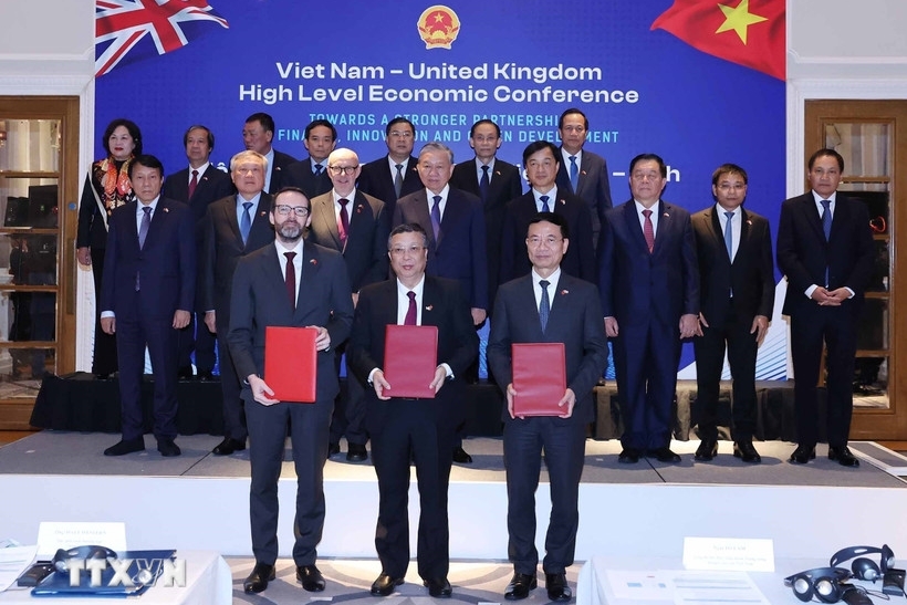 Sáng 30/10, Tổng Bí thư Tô Lâm dự và phát biểu tại Hội nghị Kinh tế Cấp cao Việt Nam - Anh. Tổng Bí thư Tô Lâm tin tưởng Việt Nam và Anh sẽ không chỉ là những đối tác, mà còn là những người bạn tin cậy, chân thành, cùng chung tay vì một thế giới hòa bình, thịnh vượng và bền vững. Cũng tại sự kiện, Tổng Bí thư Tô Lâm đã chứng kiến Lễ trao thỏa thuận hợp tác của các bộ, ngành, cơ quan Chính phủ, địa phương và tập đoàn, doanh nghiệp hai nước. (Ảnh: TTXVN)