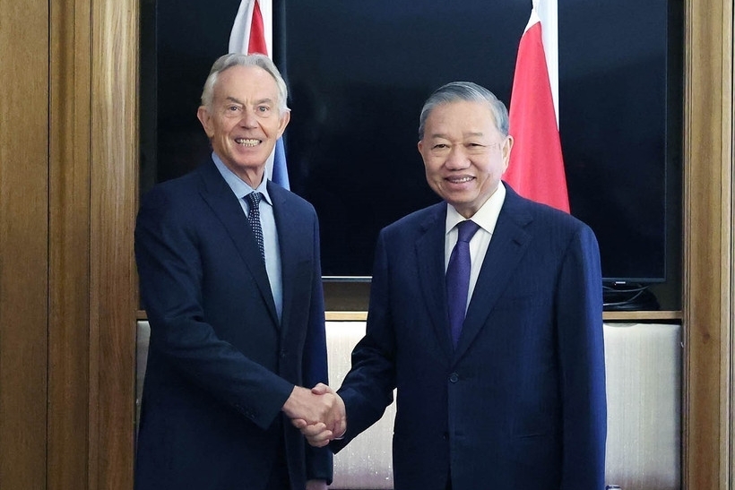 Ngày 30/10, Tổng Bí thư Tô Lâm đã có cuộc gặp ông Tony Blair, cựu Thủ tướng Anh, Chủ tịch Viện Tony Blair. Tổng Bí thư khẳng định Việt Nam coi trọng thúc đẩy quan hệ Đối tác chiến lược toàn diện với Anh, trong đó chuyển đổi số, năng lượng tái tạo và quản trị công là trụ cột hợp tác quan trọng hướng tới phát triển bền vững. Ông Tony Blair chia sẻ, Viện Tony Blair sẵn sàng hỗ trợ và tư vấn Việt Nam phát triển để tránh rơi vào bẫy thu nhập trung bình, đồng thời sẵn sàng kết nối các tập đoàn lớn đầu tư vào Việt Nam. (Ảnh: TTXVN)