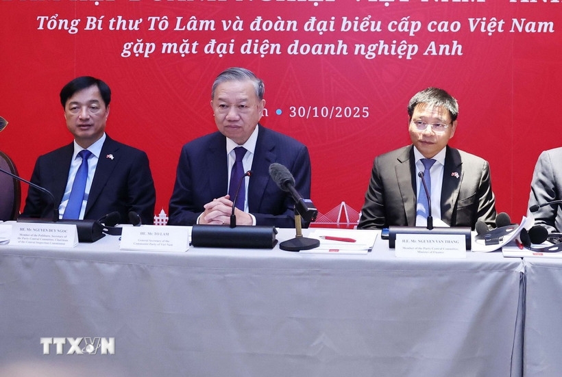 Sáng 30/10, Tổng Bí thư Tô Lâm đã dự Tọa đàm doanh nghiệp Việt Nam - Anh. Tổng Bí thư đề nghị các doanh nghiệp Anh, tiếp tục mở rộng hoạt động đầu tư kinh doanh trong các lĩnh vực thế mạnh như kinh tế xanh, kinh tế số, kinh tế tri thức, kinh tế tuần hoàn, công nghệ cao, AI, năng lượng, tài chính - ngân hàng... Tổng Bí thư mong muốn Chính phủ và các doanh nghiệp Anh có giải pháp hỗ trợ thiết thực nhằm tăng cường chuyển giao công nghệ cũng như đưa doanh nghiệp Việt Nam tham gia sâu hơn vào chuỗi giá trị toàn cầu. (Ảnh: TTXVN)