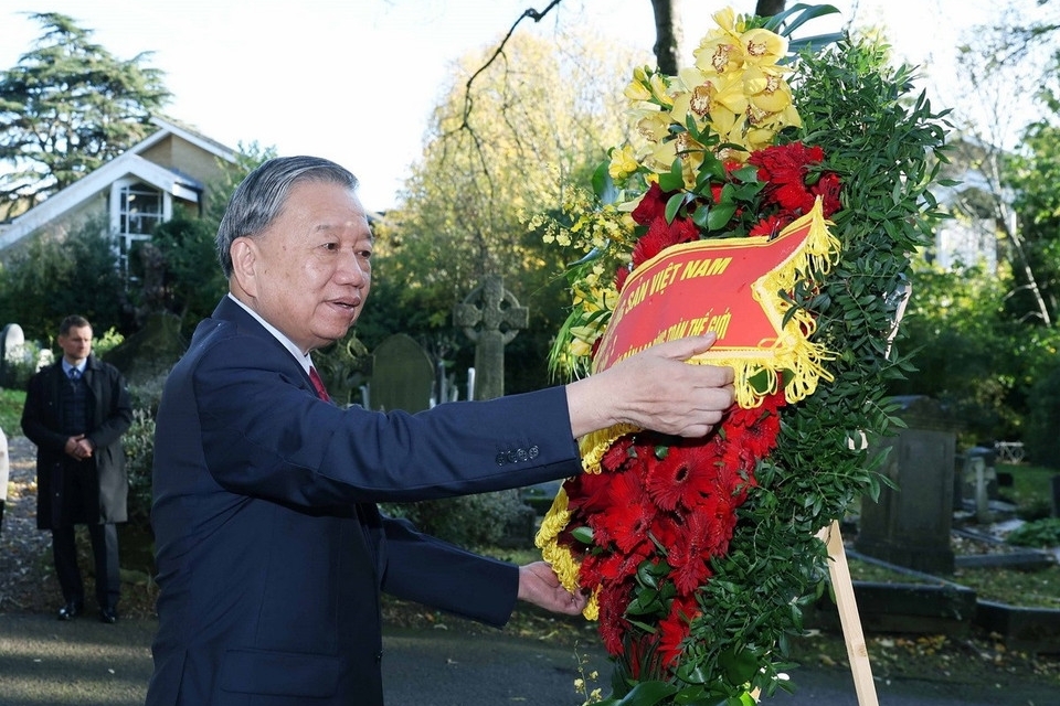 Ngay khi đến London, Tổng Bí thư Tô Lâm cùng Phu nhân và đoàn đại biểu cấp cao Việt Nam đã đến đặt vòng hoa tại mộ Karl Marx - nhà triết học, nhà lý luận thiên tài và là nhà cách mạng nổi tiếng thế giới tại nghĩa trang Highgate. (Ảnh: TTXVN)