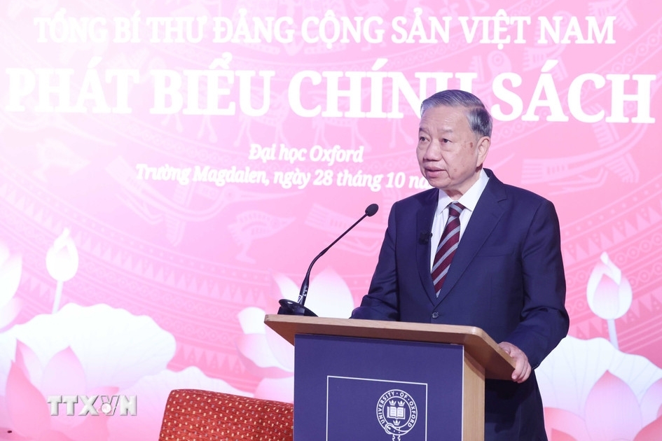 Chiều 28/10, Tổng Bí thư Tô Lâm đã tới thăm và có bài phát biểu chính sách quan trọng tại Trường Đại học Oxford. Tổng Bí thư Tô Lâm nhấn mạnh, Việt Nam coi Anh không chỉ là một đối tác thương mại, một đối tác giáo dục, một đối tác về khoa học công nghệ, mà là một đối tác chiến lược dài hạn để cùng nhau định hình các chuẩn mực hợp tác trong thế kỷ XXI. (Ảnh: TTXVN)