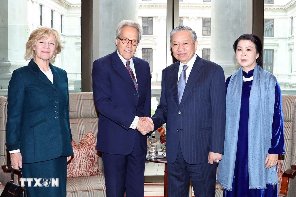 Sáng 29/10, Tổng Bí thư Tô Lâm và Phu nhân Ngô Phương Ly đã có buổi tiếp ngài Charles Henry Gordon-Lennox, Công tước xứ Richmond, đại diện Hoàng gia Anh cùng Phu nhân. Tổng Bí thư bày tỏ vui mừng về việc chủ trương nâng tầm quan hệ giữa hai nước được ngài Công tước và Hoàng gia Anh rất ủng hộ. Công tước Charles Henry Gordon - Lennox mong sẽ sớm có dịp sang thăm Việt Nam để chứng kiến sự phát triển và chiêm ngưỡng vẻ đẹp của đất nước Việt Nam. (Ảnh: TTXVN)