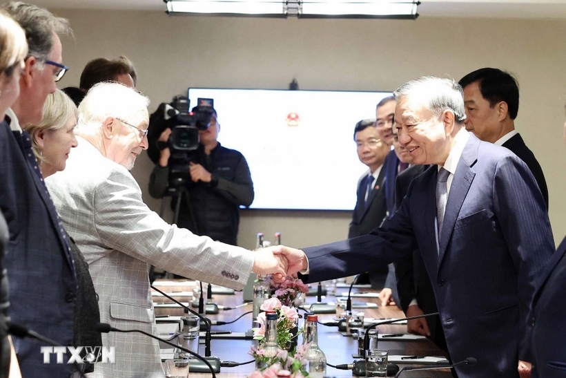 Trưa 29/10, Tổng Bí thư Tô Lâm và Đoàn đại biểu cấp cao Việt Nam đã tiếp Tổng Bí thư Đảng Cộng sản Anh (CPB) Robert Griffiths. Hai nhà lãnh đạo nhất trí đẩy mạnh và tăng cường hợp tác, phát triển quan hệ hữu nghị truyền thống Việt Nam - Anh, vì lợi ích lâu dài của nhân dân hai nước, vì hòa bình, an ninh và phát triển bền vững tại khu vực và trên thế giới. (Ảnh: TTXVN)