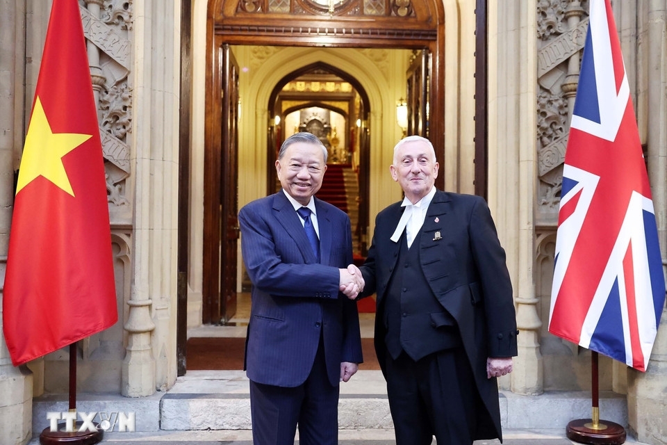 Ngày 29/10, Tổng Bí thư Tô Lâm đã có cuộc hội kiến với Chủ tịch Hạ viện Anh Lindsay Hoyle tại Cung điện Westminster. Hai nhà lãnh đạo nhất trí tiếp tục tăng cường hợp tác giữa hai Quốc hội. Chủ tịch Hạ viện Lindsay Hoyle nhấn mạnh mong muốn hai nước chung tay xây dựng tương lai và Hạ viện ủng hộ Chính phủ Anh tăng cường quan hệ hợp tác với Việt Nam, nhất là trong các lĩnh vực thế mạnh của Anh như giáo dục - đào tạo, y tế, chống biến đổi khí hậu… (Ảnh: TTXVN)