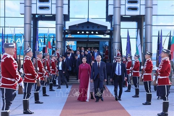 Lễ tiễn Tổng Bí thư Tô Lâm và Phu nhân tại sân bay quốc tế Sofia. (Ảnh: TTXVN)