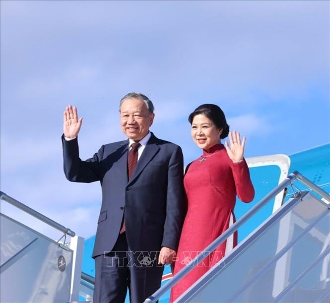 Tổng Bí thư Tô Lâm và Phu nhân tại sân bay quốc tế Sofia. (Ảnh: TTXVN)