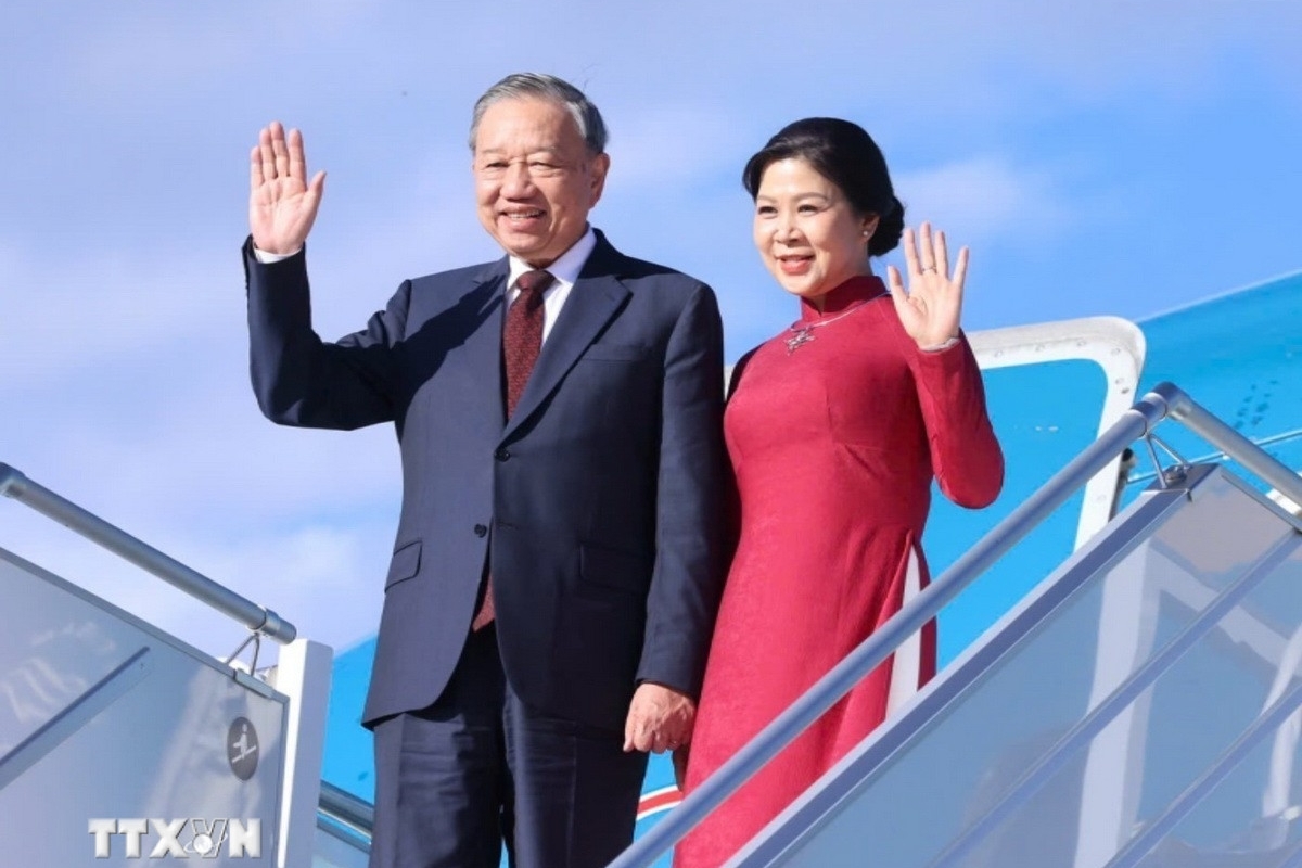 Sáng 25/10, chuyên cơ chở Tổng Bí thư Tô Lâm và Phu nhân cùng đoàn đại biểu cấp cao Việt Nam đã về đến Hà Nội, kết thúc tốt đẹp chuyến thăm chính thức Bulgaria từ ngày 22-24/10/2025, theo lời mời của Tổng thống Bulgaria Rumen Radev. (Ảnh: TTXVN)