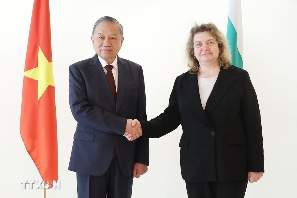 Chiều 24/10, Tổng Bí thư Tô Lâm và Chủ tịch Quốc hội Bulgaria Natalia Kiselova đã hội kiến. Hai bên nhất trí đẩy mạnh hợp tác trong thời gian tới, trong đó tăng cường tiếp xúc, trao đổi đoàn cấp cao và giữa các Ủy ban thuộc Quốc hội hai nước nhằm trao đổi thông tin, kinh nghiệm, tạo khuôn khổ thuận lợi thúc đẩy hợp tác trong các lĩnh vực còn nhiều dư địa, phù hợp với nhu cầu phát triển của hai nước, cũng như thúc đẩy ký kết các thoả thuận, cơ chế hợp tác mới trong bối cảnh hai nước vừa nâng cấp quan hệ lên Đối tác chiến lược. (Ảnh: TTXVN)