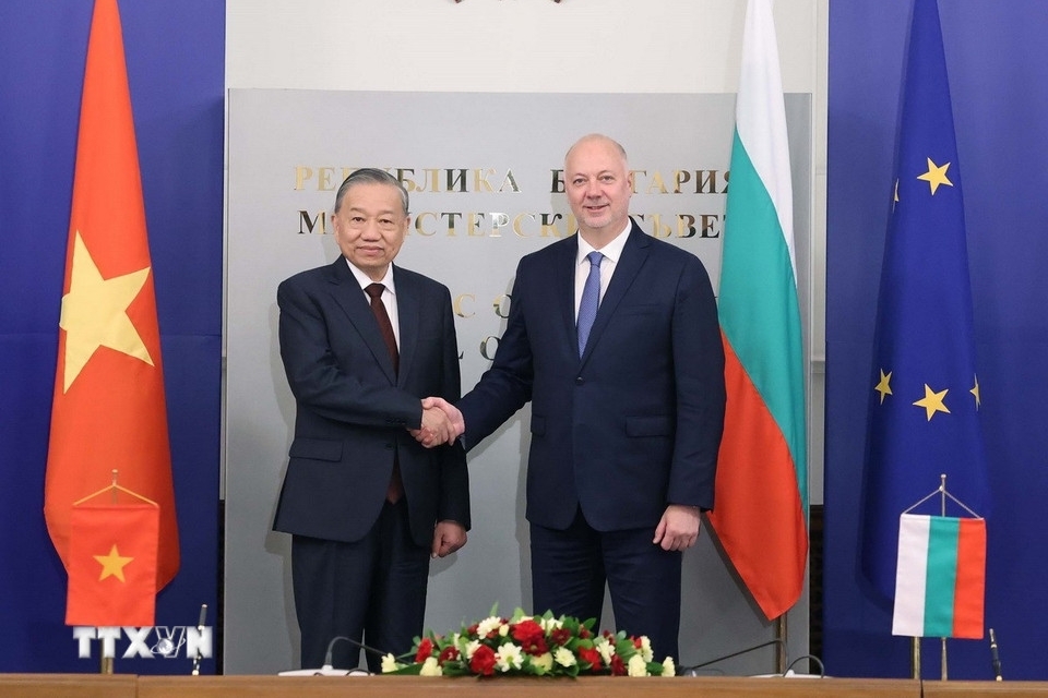 Chiều 24/10, Tổng Bí thư Tô Lâm và Thủ tướng Bulgaria Rosen Zhelyazkov đã hội kiến. Thủ tướng Rosen Zhelyazkov cam kết sẽ cùng Chính phủ Việt Nam triển khai hiệu quả các nội dung của quan hệ Đối tác chiến lược giữa hai nước. Tổng Bí thư Tô Lâm đề xuất mở rộng hơn nữa hợp tác trên các lĩnh vực truyền thống và đề nghị hai bên thúc đẩy sớm ký kết Hiệp định hợp tác giữa Chính phủ hai nước trong lĩnh vực y tế. (Ảnh: TTXVN)