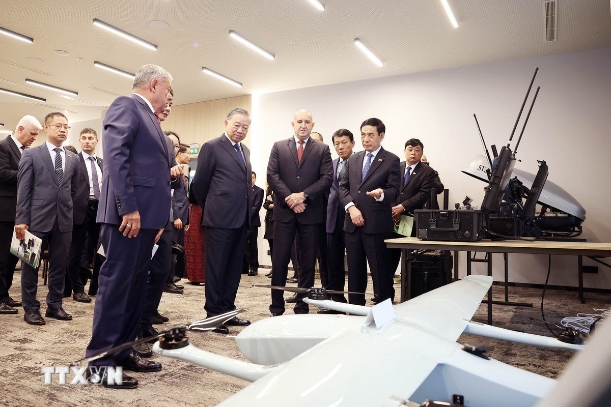 Sáng 24/10, Tổng Bí thư Tô Lâm và Đoàn đại biểu cấp cao Việt Nam cùng Tổng thống Bulgaria Rumen Radev đã đến thăm Công ty công nghiệp quốc phòng Samel-90. Đây là doanh nghiệp quốc phòng tiêu biểu của Bulgaria trong lĩnh vực thiết bị điện tử, liên lạc quân sự. (Ảnh: TTXVN)