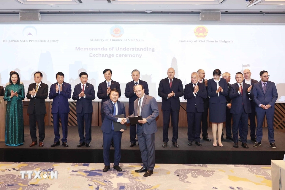 Chiều 23/10, Tổng Bí thư Tô Lâm và Tổng thống Bulgaria Rumen Radev tới dự và đồng chủ trì dự diễn đàn doanh nghiệp Việt Nam – Bulgaria. Tổng Bí thư Tô Lâm khẳng định Việt Nam sẽ tạo mọi điều kiện thuận lợi để doanh nghiệp 2 nước có thể kết hợp làm ăn kinh doanh hỗ trợ quá trình phát triển kinh tế của mỗi nước. Tổng thống Rumen Radev nhấn mạnh cam kết triển khai những thoả thuận đã đạt được ở cấp cao nhất trở thành hành động thành công trong quan hệ thương mại giữa hai nước. (Ảnh: TTXVN)