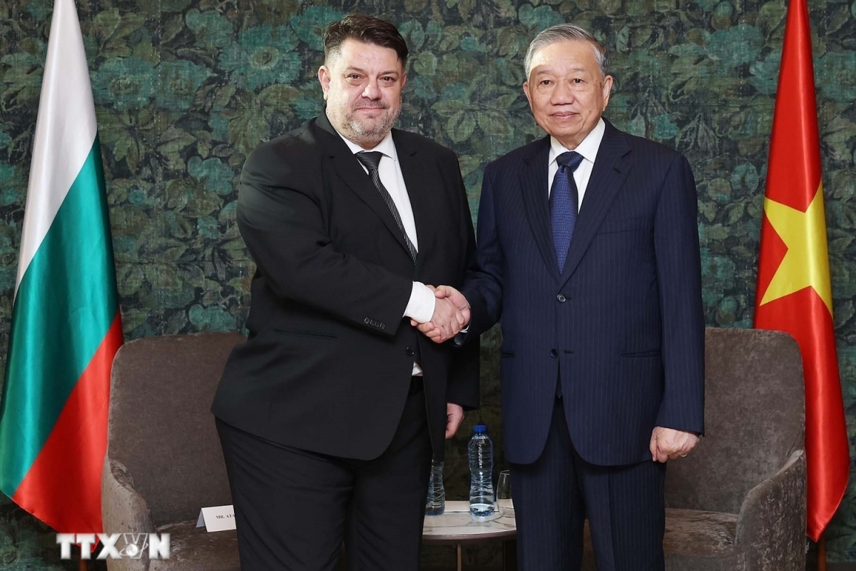 Chiều 23/10, Tổng Bí thư Tô Lâm tiếp Chủ tịch Đảng Xã hội chủ nghĩa Bulgaria (BSP) Atanas Zafirov và đại diện các đảng cánh tả Bulgaria. Hai bên nhất trí tăng cường đối thoại chính trị, thúc đẩy trao đổi đoàn các cấp, đẩy mạnh công tác trao đổi lý luận, tăng cường giao lưu thanh niên để tiếp nối truyền thống quan hệ hữu nghị… (Ảnh: TTXVN)
