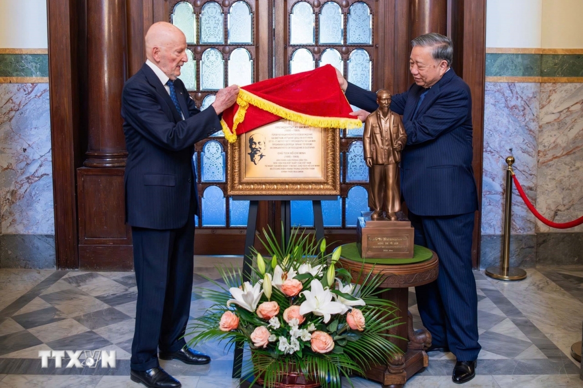 Chiều 23/10, Tổng Bí thư Tô Lâm và Phu nhân cùng đoàn đại biểu cấp cao Việt Nam đã đến thăm Cung điện Vrana ở ngoại ô thủ đô Sofia (Bulgaria), nơi Chủ tịch Hồ Chí Minh từng lưu trú trong chuyến thăm Bulgaria vào năm 1957. Nhân dịp này, Tổng Bí thư Tô Lâm và Phu nhân đã gặp Cựu hoàng Simeon Saxe-Coburg-Gotha và trân trọng trao tặng Cựu hoàng Biển kỷ niệm chân dung Chủ tịch Hồ Chí Minh để gắn tại cung điện Vrana. (Ảnh: TTXVN)