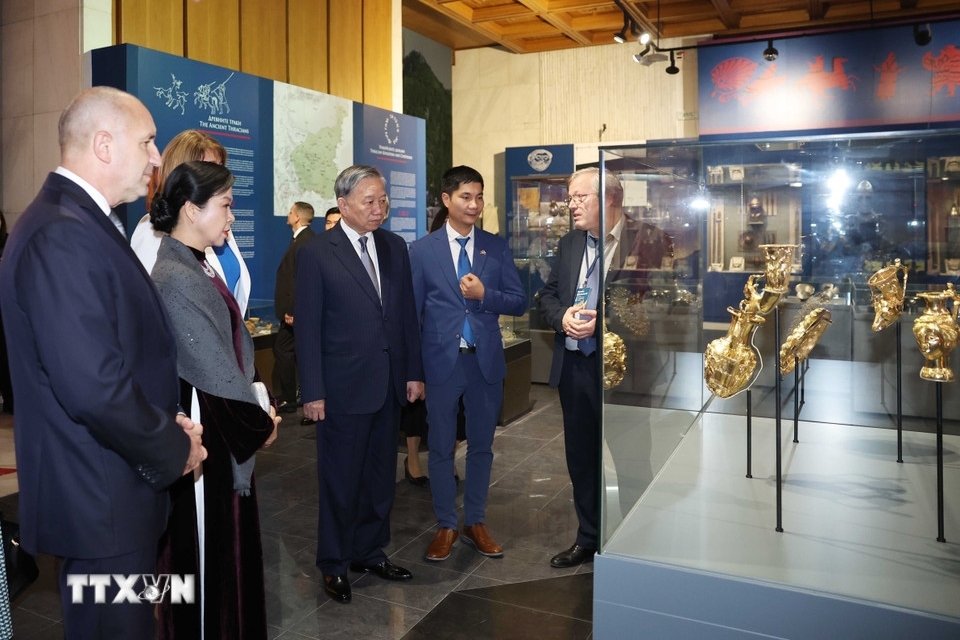 Tối 23/10, Tổng Bí thư Tô Lâm và Phu nhân cùng đoàn đại biểu cấp cao Việt Nam đã đến thăm Bảo tàng Lịch sử Quốc gia Bulgaria. Tổng Bí thư Tô Lâm bày tỏ chuyến thăm Bảo tàng đã để lại những ấn tượng sâu sắc về đất nước Bulgaria giàu truyền thống văn hóa và tin tưởng rằng sự thấu hiểu, trân trọng lẫn nhau về văn hóa - lịch sử là nền tảng vững chắc cho tình hữu nghị và hợp tác Việt Nam - Bulgaria. (Ảnh: TTXVN)