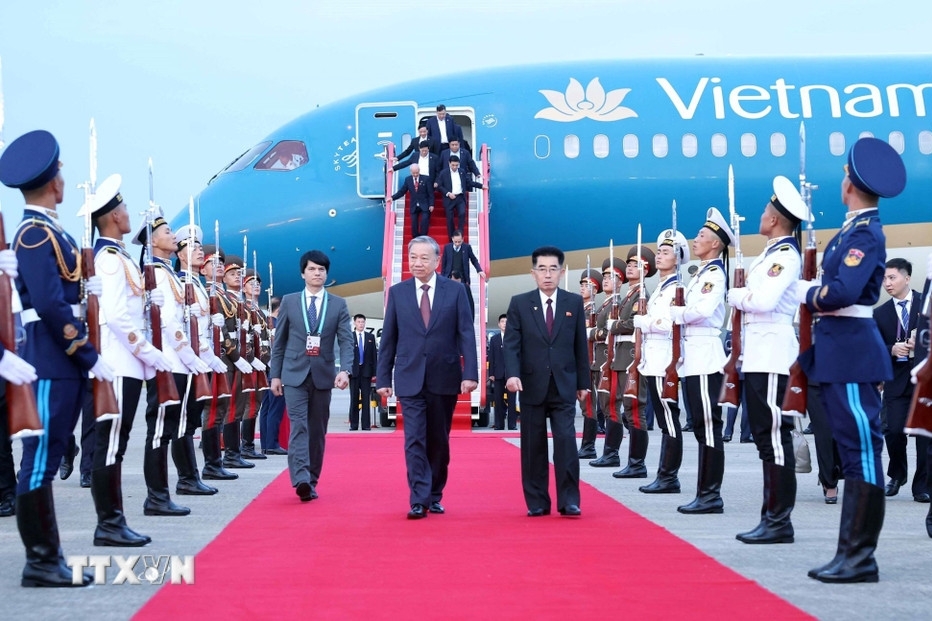 Sáng 9/10, chuyên cơ chở Tổng Bí thư Tô Lâm cùng đoàn đại biểu cấp cao Việt Nam tới sân bay quốc tế Bình Nhưỡng bắt đầu các hoạt động trong khuôn khổ chuyến thăm cấp Nhà nước và dự Lễ kỷ niệm 80 năm thành lập Đảng Lao động Triều Tiên từ 9/10 tới 11/10 theo lời mời của Tổng Bí thư, Chủ tịch Quốc vụ CHDCND Triều Tiên Kim Jong Un. (Ảnh: TTXVN)