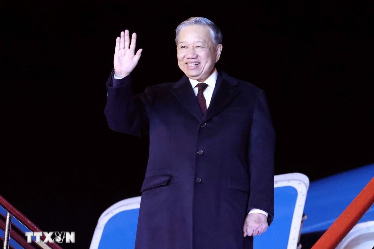 Rạng sáng 11/10, Tổng Bí thư Tô Lâm rời Thủ đô Bình Nhưỡng, kết thúc tốt đẹp chuyến thăm cấp Nhà nước tới CHDCND Triều Tiên và dự Lễ kỷ niệm 80 năm thành lập Đảng Lao động Triều Tiên từ 9/10 đến 11/10. Trong khuôn khổ chuyến thăm, lãnh đạo chủ chốt hai Đảng, hai nước đã đi sâu trao đổi, xác định các phương hướng, biện pháp lớn thúc đẩy quan hệ hai bên phát triển hiệu quả, thực chất, phù hợp với lợi ích và nguyện vọng của nhân dân hai nước, phù hợp với các quy định liên quan, đóng góp vào hòa bình, ổn định, hợp tác và phát triển ở khu vực và trên thế giới. (Ảnh: TTXVN)