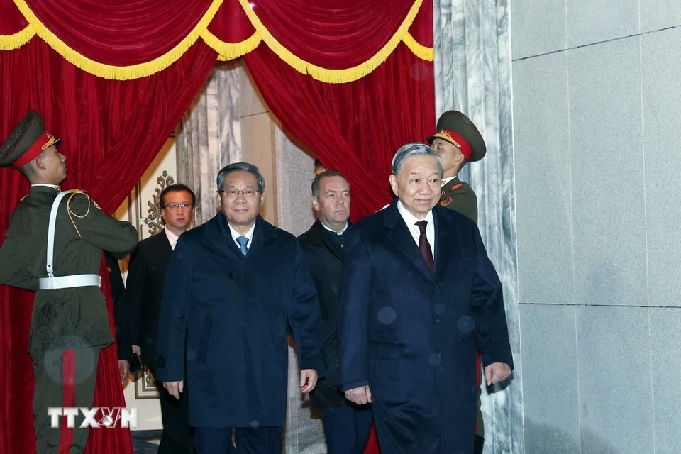 Tối 10/10, Tổng Bí thư Tô Lâm và Đoàn đại biểu cấp cao Việt Nam đã dự Lễ kỷ niệm 80 năm Ngày thành lập Đảng Lao động Triều Tiên tổ chức tại quảng trường Kim Nhật Thành, thủ đô Bình Nhưỡng. Điểm nhấn của sự kiện là cuộc duyệt binh của các lực lượng vũ trang của CHDCND Triều Tiên. Trong diễn văn tại sự kiện, Tổng Bí thư, Chủ tịch Quốc vụ CHDCND Triều Tiên Kim Jong Un gửi lời cảm ơn tới các vị khách từ nhiều tầng lớp và bạn bè quốc tế đã đến dự buổi lễ. (Ảnh: TTXVN)