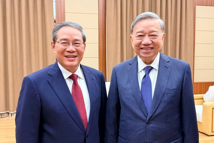 Tối 9/10, tại Bình Nhưỡng, nhân dịp tham dự Lễ kỷ niệm 80 năm thành lập Đảng Lao động Triều Tiên, Tổng Bí thư Tô Lâm đã gặp Thủ tướng Trung Quốc Lý Cường. Tổng Bí thư Tô Lâm mong muốn hai bên dành ưu tiên cao để sớm hoàn thành 3 tuyến đường sắt khổ tiêu chuẩn kết nối hai nước, mở rộng xuất nhập khẩu hàng hóa, tăng cường hợp tác đầu tư chất lượng cao… Ông Lý Cường nhấn mạnh thời gian tới hai bên cần đẩy nhanh việc cụ thể hóa và triển khai hiệu quả các thỏa thuận và nhận thức chung cấp cao, tăng cường tin cậy chính trị, cũng như nâng cao chất lượng hợp tác trên các lĩnh vực. (Ảnh: TTXVN)