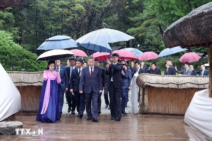 Chiều 10/10, Tổng Bí thư Tô Lâm và Đoàn đại biểu cấp cao Việt Nam đến thăm Vạn Cảnh Đài - quê hương của Chủ tịch Kim Nhật Thành. Tiếp đó, Tổng Bí thư Tô Lâm và Đoàn đại biểu cấp cao Việt Nam thăm Bảo tàng Phát triển Nghệ thuật Âm nhạc Chủ thể, nơi thể hiện một cách tổng hợp và trực quan quá trình lịch sử phát triển của nghệ thuật âm nhạc cách mạng Triều Tiên. (Ảnh: TTXVN)