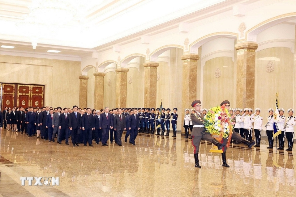 Trưa 10/10, Tổng Bí thư Tô Lâm cùng Đoàn đại biểu cấp cao Việt Nam đã đến Cung Thái Dương Kumsusan đặt hoa tưởng nhớ Chủ tịch Kim Nhật Thành và Tổng Bí thư Kim Jong Il. Tiếp đó, Tổng Bí thư Tô Lâm và Đoàn đại biểu cấp cao Việt Nam thăm Phòng trưng bày các kỷ vật của Chủ tịch Kim Nhật Thành và Tổng Bí thư Kim Jong Il. (Ảnh: TTXVN)